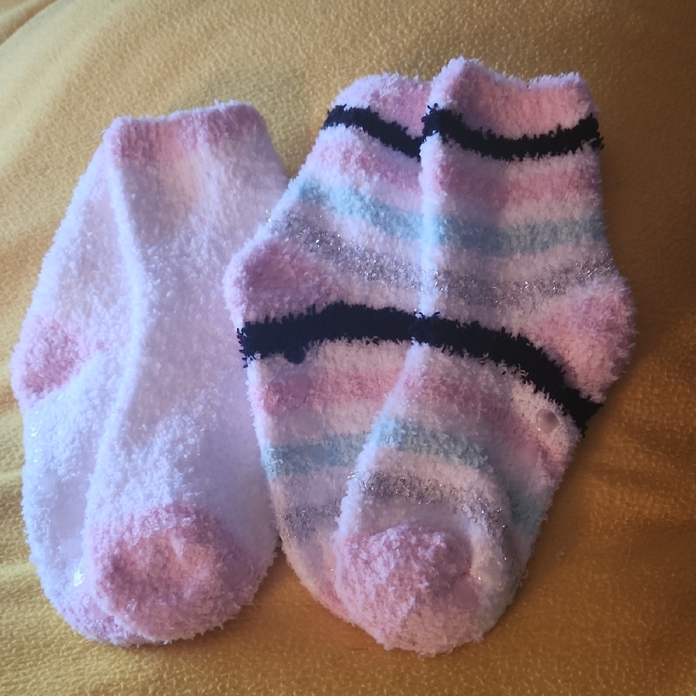 Q11  2 pair of Cozy Fuzzy pink ankle Socks with grippers